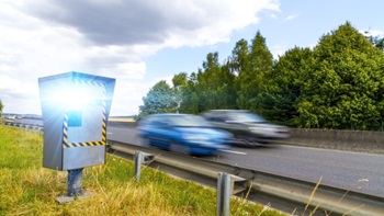 Autovelox su strada con due automobili